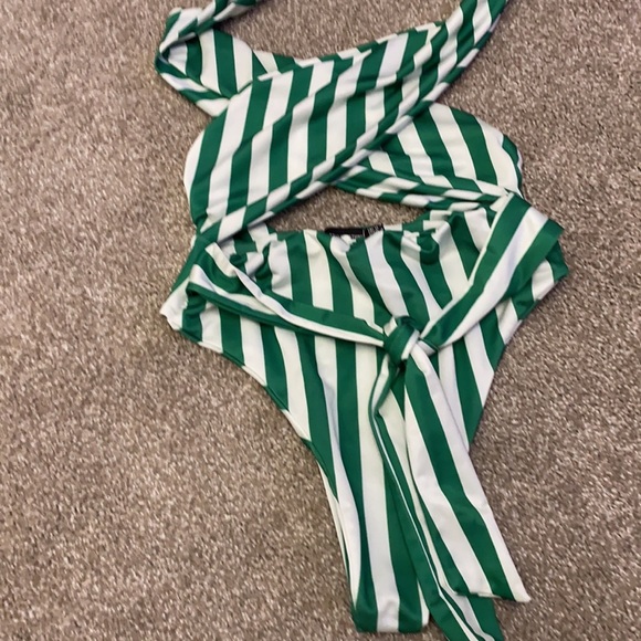 Prettylittlething wrap one piece swimsuit - Picture 3 of 3